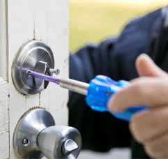 City Locksmith Store Suitland, MD 301-723-7100 - 12-Changing-Locks